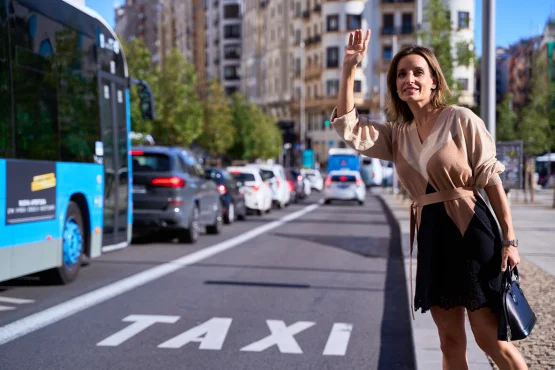 femme reservant un taxi sur la voie publique a marseille